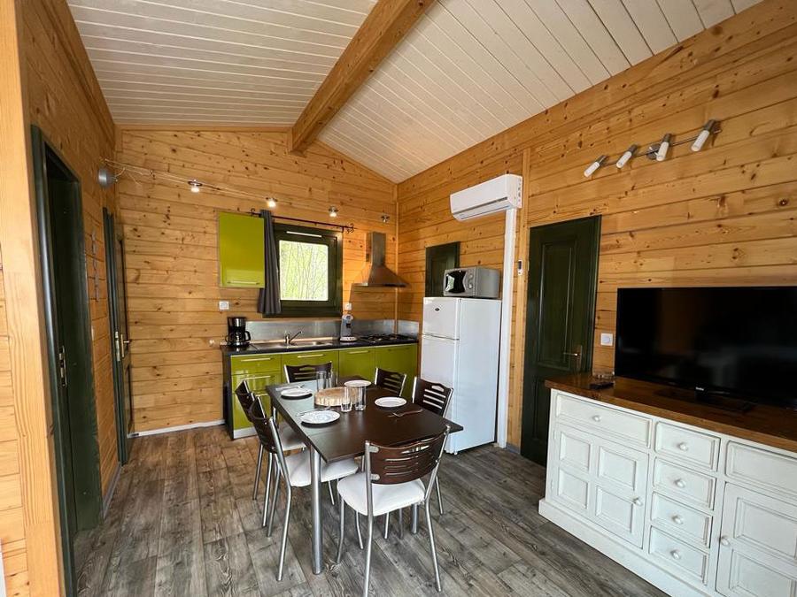 Chalet 6 personnes - Chalet Savania PREMIUM46 34 m² (2 chambres) + terrasse couverte de 13 m² + TV + clim réversible 4/6 pers 6