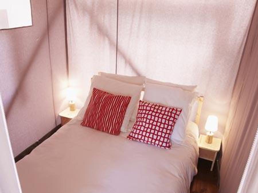 Tente en toile et en bois 4 personnes - Cabane Lodge sur pilotis STANDARD 34m² (2 chambres) dont terrasse couverte 11m² - sans sanitaires | 4 personnes 2