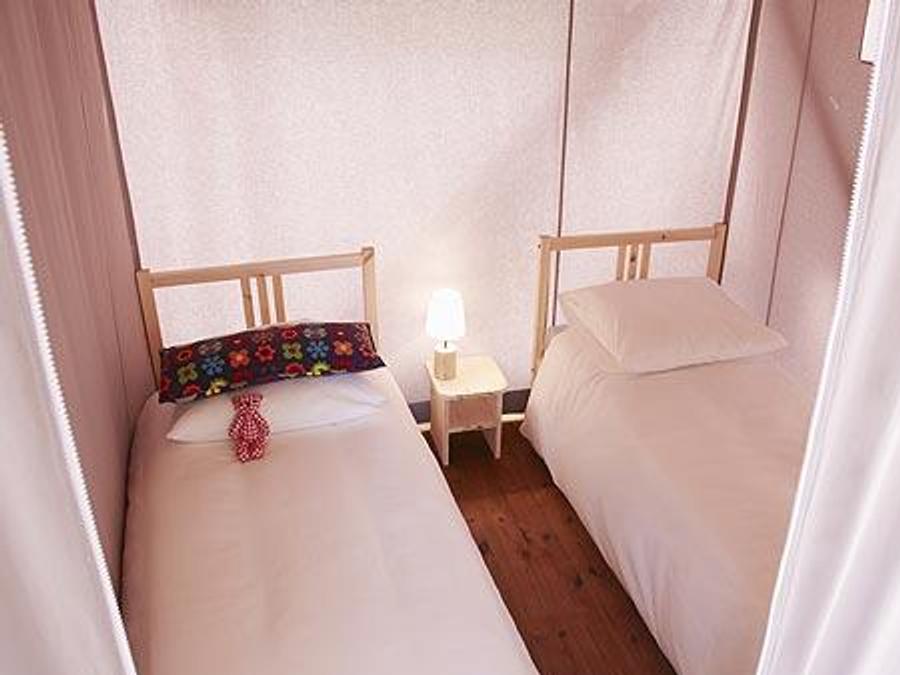 Tente en toile et en bois 4 personnes - Cabane Lodge sur pilotis STANDARD 34m² (2 chambres) dont terrasse couverte 11m² - sans sanitaires | 4 personnes 3