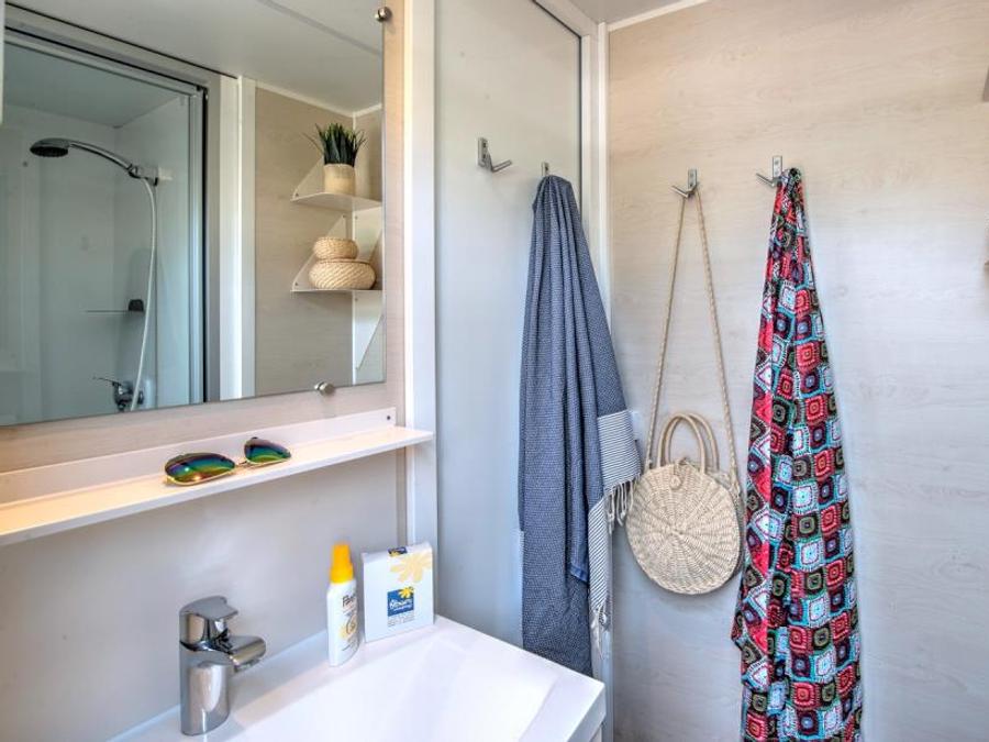 Mobilhome 4 personnes - Homeflower PREMIUM 29m² (2 chambres) + CLIM + terrasse semi-couverte + TV + draps + serviettes | 4 personnes 5