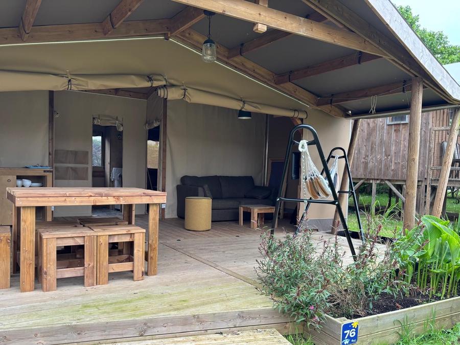 Tente en toile et en bois 4 personnes -  	 Ecolodge Cotton toilée CONFORT 35m² (2 chambres) dont terrasse couverte de 11m² + TV | 4 personnes 1