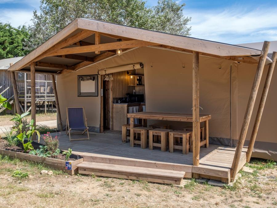 Tente en toile et en bois 6 personnes - Ecolodge Cotton toilée CONFORT 35m² (3 chambres) - dont terrasse couverte de 11m² + TV | 6 personnes 1