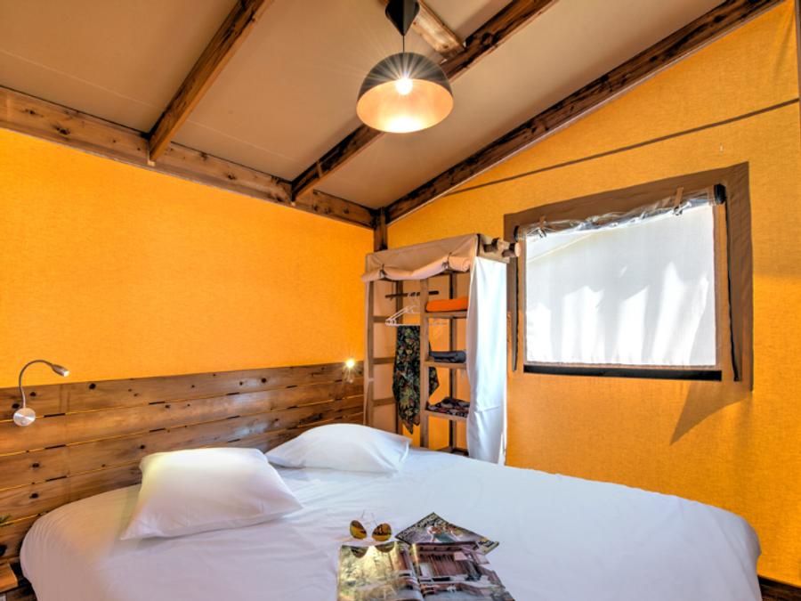 Tente en toile et en bois 6 personnes - Ecolodge Cotton toilée CONFORT 35m² (3 chambres) - dont terrasse couverte de 11m² + TV | 6 personnes 4