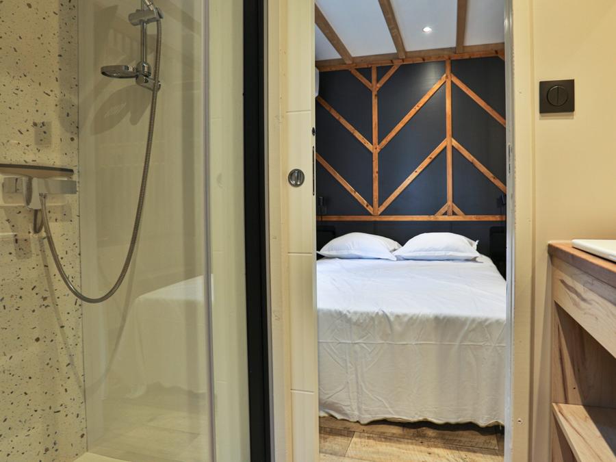 Chalet 2 personnes - Bois Premium 16m² - 1 chambre + terrasse couverte 8m² + TV + CLIM 3