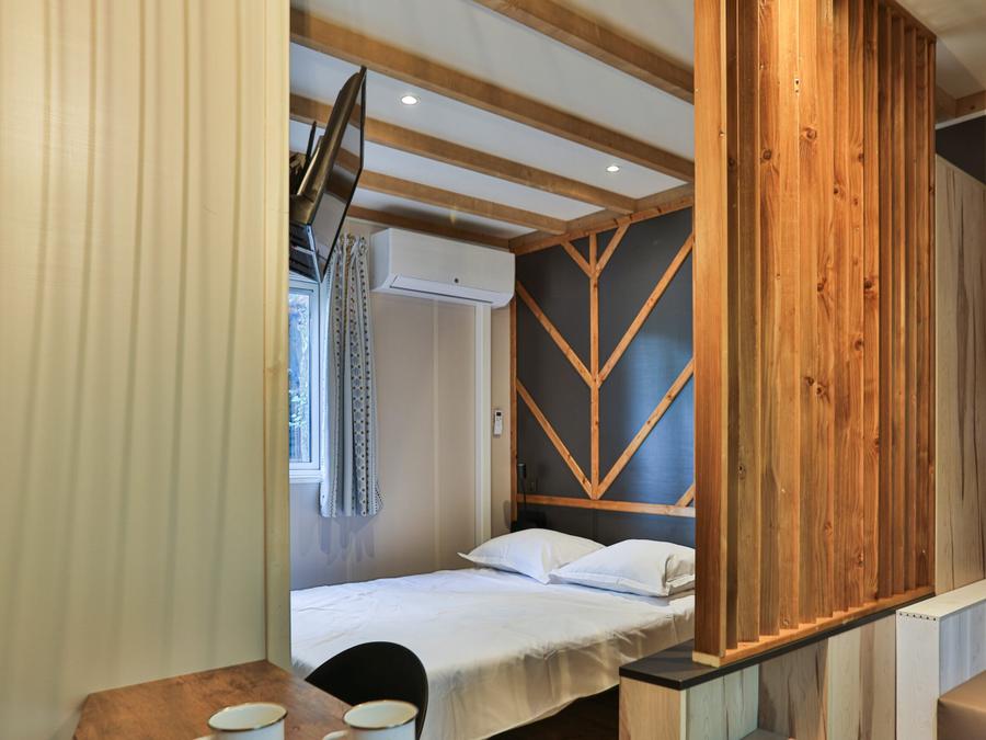 Chalet 2 personnes - Bois Premium 16m² - 1 chambre + terrasse couverte 8m² + TV + CLIM 1