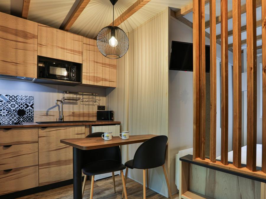 Chalet 2 personnes - Bois Premium 16m² - 1 chambre + terrasse couverte 8m² + TV + CLIM 9