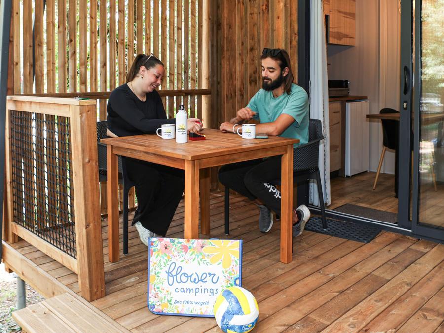 Chalet 2 personnes - Bois Premium 16m² - 1 chambre + terrasse couverte 8m² + TV + CLIM 8