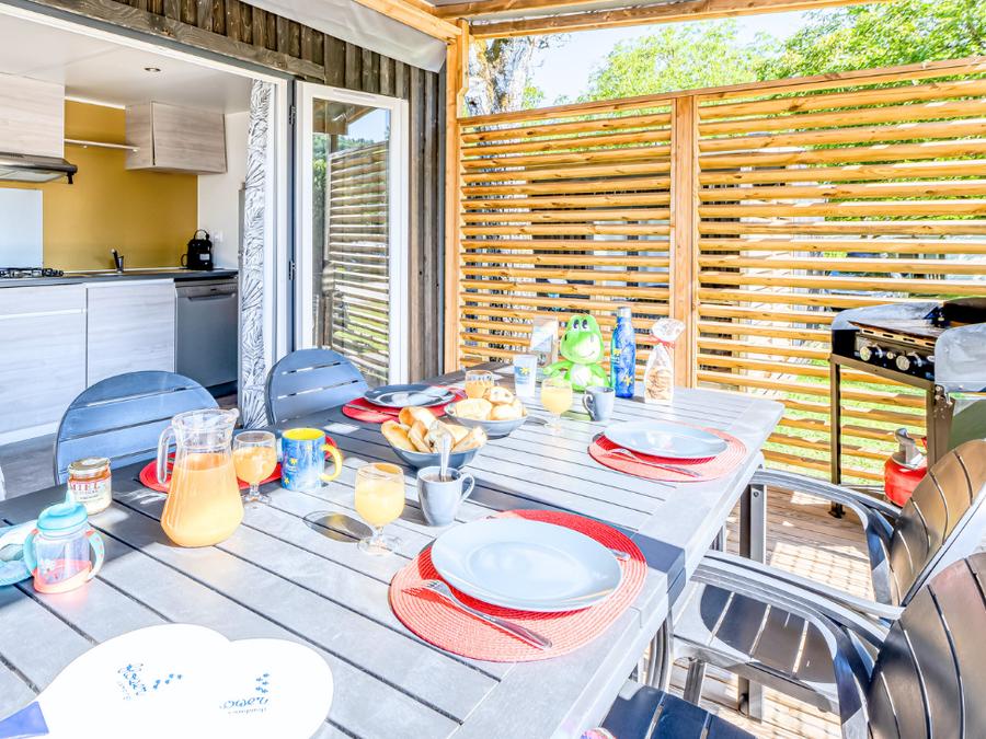 Mobilhome 4 personnes - NEW // Homeflower Premium CLIM 29m² (2 chambres) + terrasse semi-couverte + TV + draps + serviettes 4 pers. 1