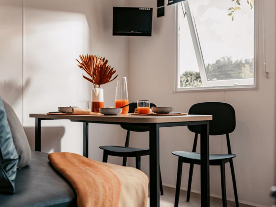 Mobilhome 2 personnes - Homeflower Premium CLIM 20m² (1 chambres) + terrasse semi-couverte + TV + draps + serviettes 6