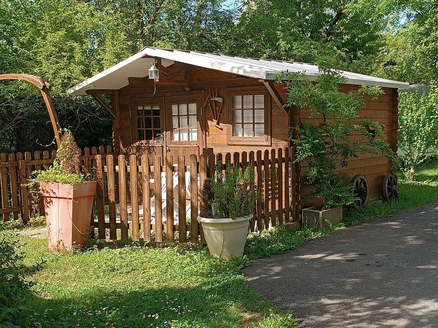 Chalet 2 personnes - Petit Chalet bois dortoir (sans cuisine, ni eau) 0