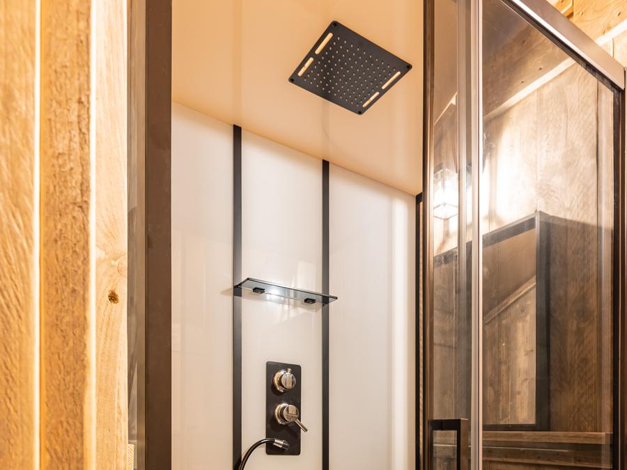 Tente en toile et en bois 4 personnes - Glamping Lodge PREMIUM RIVER 27m² - 2 chambres - TV - clim - terrasse couverte - vue rivière 4