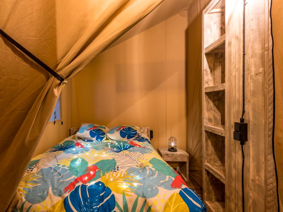 Tente en toile et en bois 4 personnes - Glamping Lodge PREMIUM RIVER 27m² - 2 chambres - TV - clim - terrasse couverte - vue rivière 6