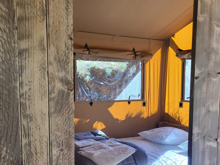 Tente en toile et en bois 4 personnes - Glamping Lodge PREMIUM RIVER 27m² - 2 chambres - TV - clim - terrasse couverte - vue rivière 11