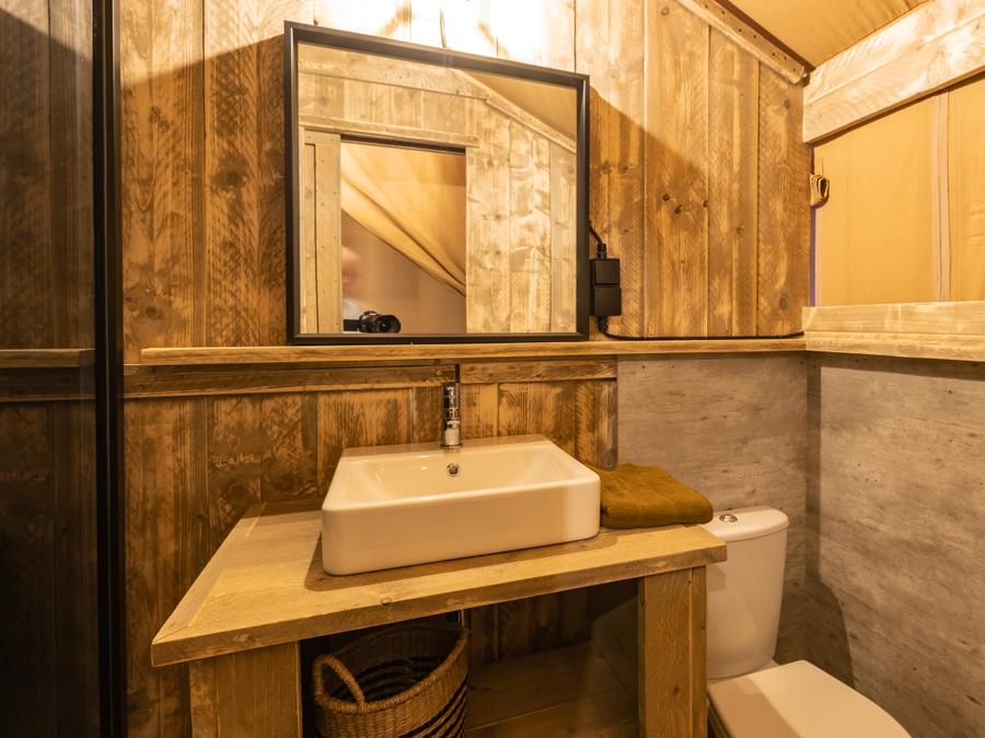 Tente en toile et en bois 4 personnes - Glamping Lodge PREMIUM RIVER 27m² - 2 chambres - TV - clim - terrasse couverte - vue rivière 5