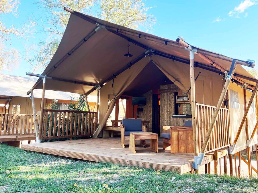 Tente en toile et en bois 4 personnes - Glamping Lodge PREMIUM RIVER 27m² - 2 chambres - TV - clim - terrasse couverte - vue rivière 0