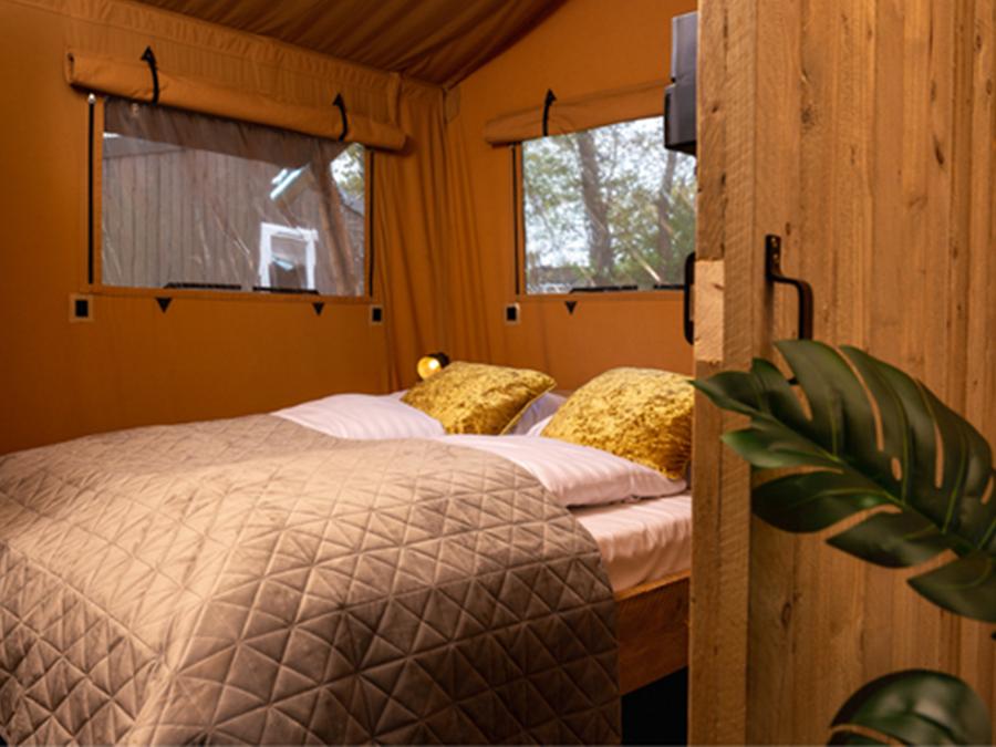 Tente en toile et en bois 4 personnes - Glamping Lodge PREMIUM 34m² - 2 chambres - TV - climatisation - terrasse couverte 6