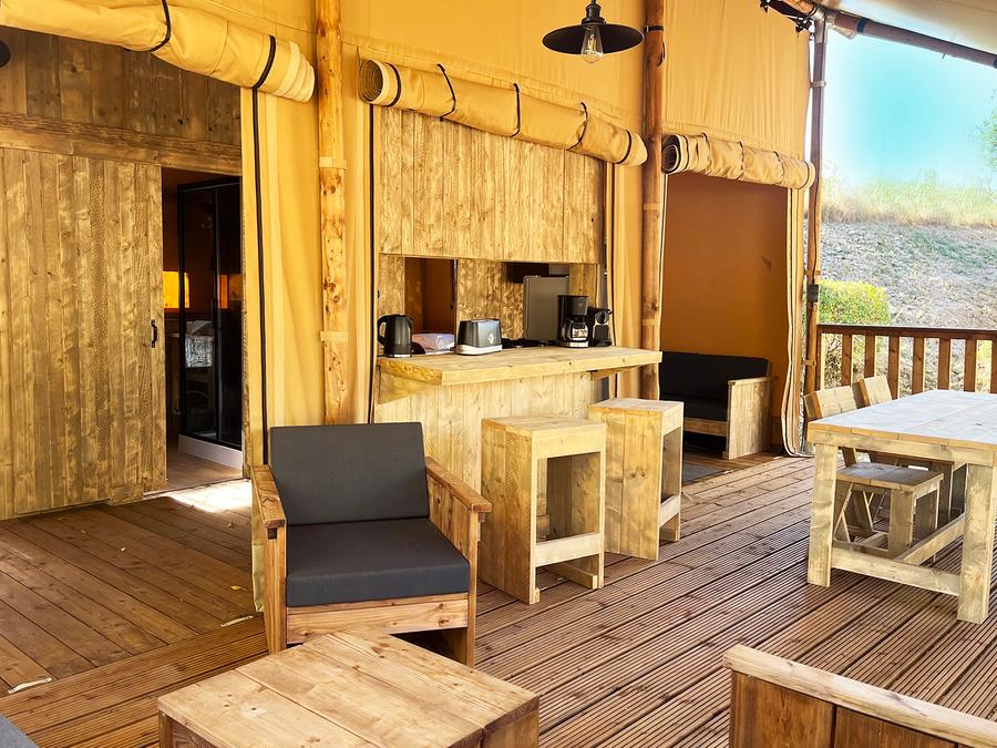 Tente en toile et en bois 4 personnes - Glamping Lodge PREMIUM 34m² - 2 chambres - TV - climatisation - terrasse couverte 2