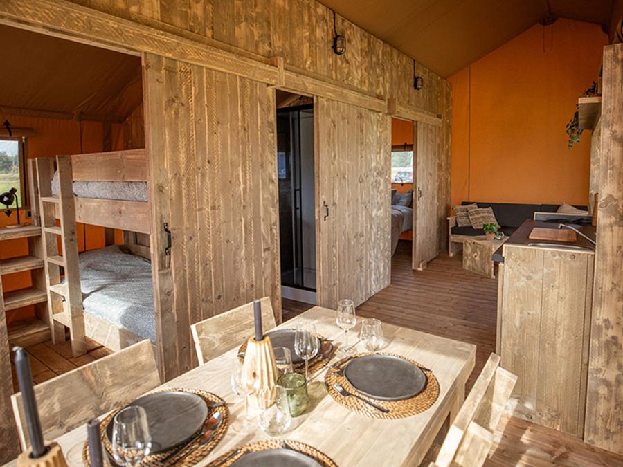 Tente en toile et en bois 4 personnes - Glamping Lodge PREMIUM 34m² - 2 chambres - TV - climatisation - terrasse couverte 4