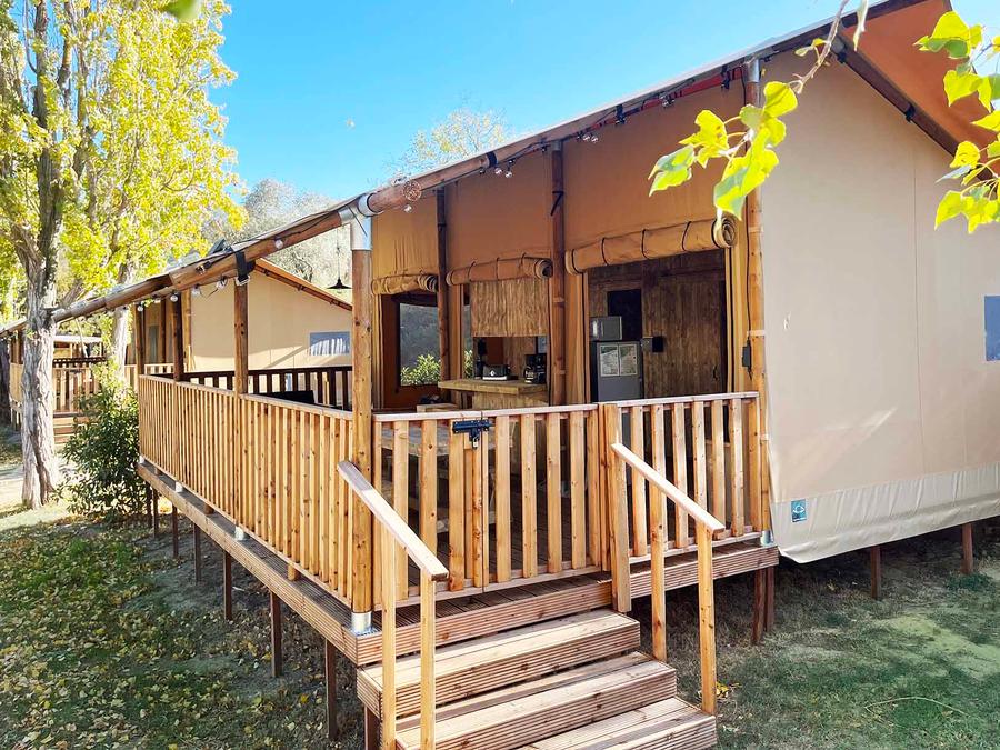 Tente en toile et en bois 4 personnes - Glamping Lodge PREMIUM 34m² - 2 chambres - TV - climatisation - terrasse couverte 0
