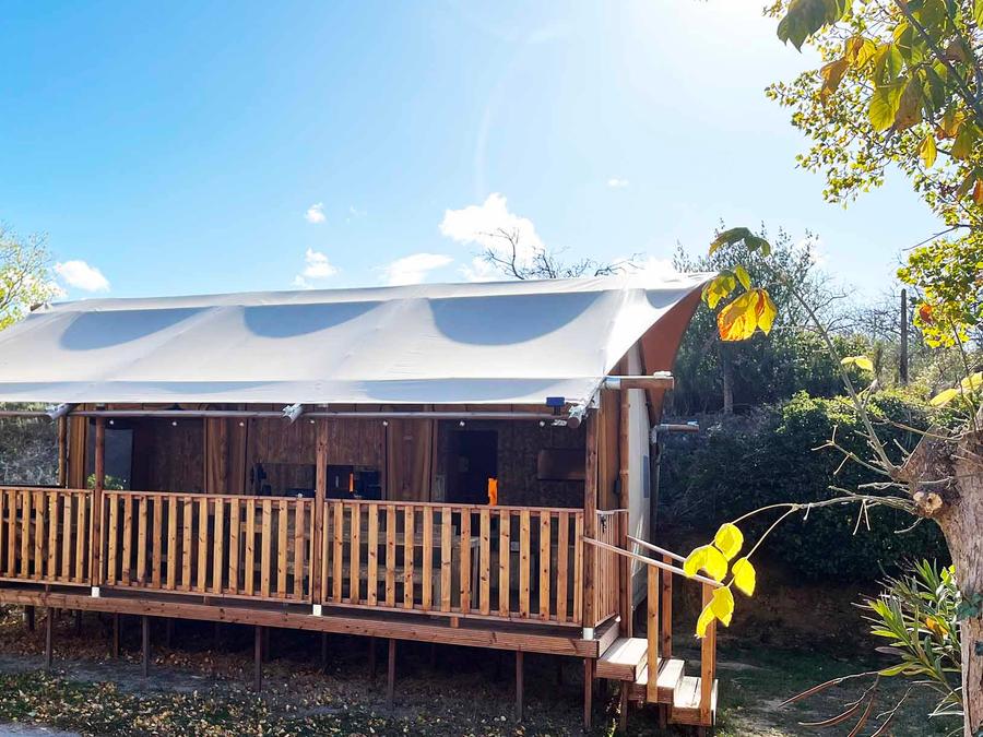 Tente en toile et en bois 4 personnes - Glamping Lodge PREMIUM 34m² - 2 chambres - TV - climatisation - terrasse couverte 3