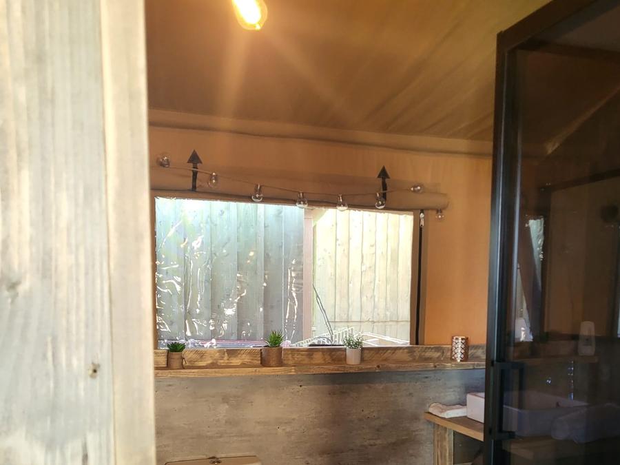 Tente en toile et en bois 4 personnes - Glamping Lodge PREMIUM 34m² - 2 chambres - TV - climatisation - terrasse couverte 10