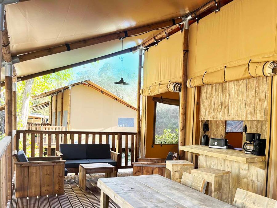 Tente en toile et en bois 4 personnes - Glamping Lodge PREMIUM 34m² - 2 chambres - TV - climatisation - terrasse couverte 9