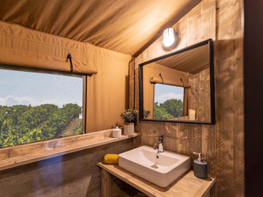 Tente en toile et en bois 4 personnes - Glamping Lodge PREMIUM 34m² - 2 chambres - TV - climatisation - terrasse couverte 8