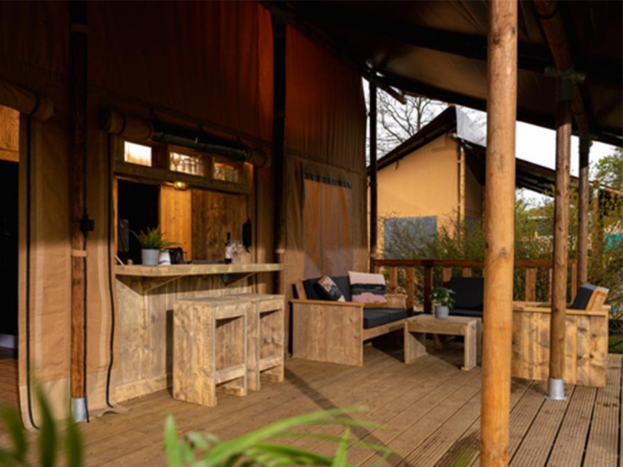 Tente en toile et en bois 4 personnes - Glamping Lodge PREMIUM 34m² - 2 chambres - TV - climatisation - terrasse couverte 1