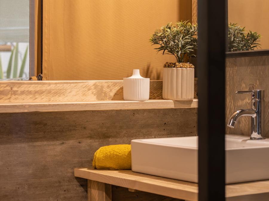 Tente en toile et en bois 4 personnes - Glamping Lodge PREMIUM 34m² - 2 chambres - TV - climatisation - terrasse couverte 7