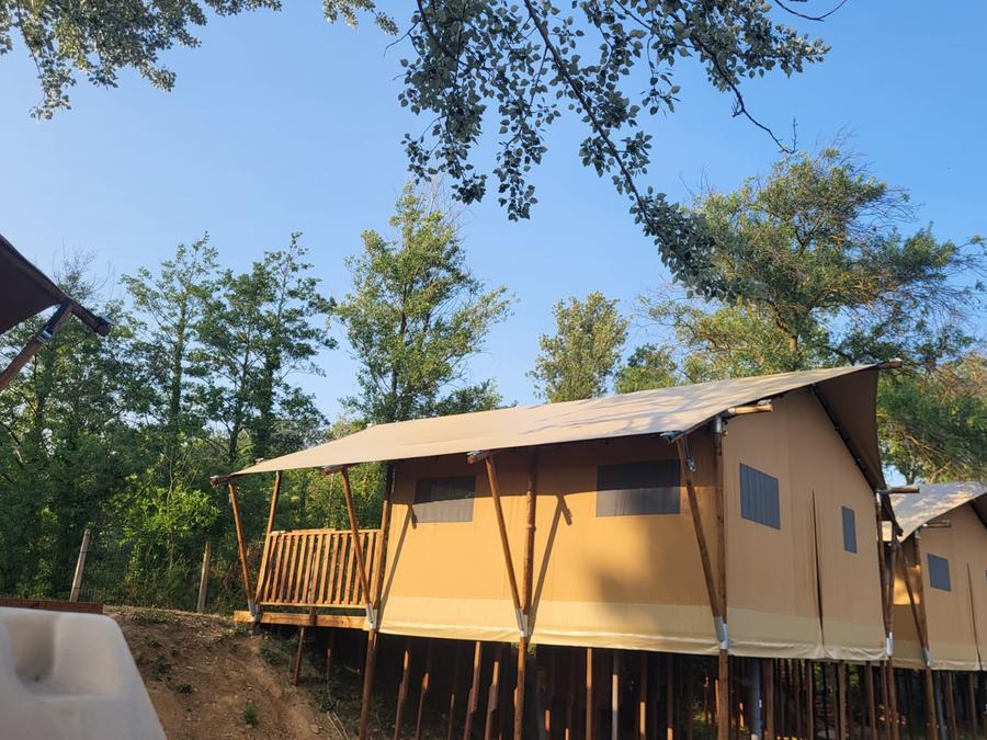 Tente en toile et en bois 4 personnes - Glamping Lodge PREMIUM RIVER 27m² - 2 chambres - TV - clim - terrasse couverte - vue rivière 2