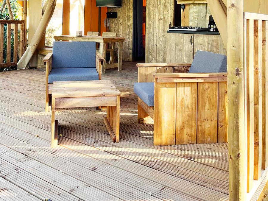 Tente en toile et en bois 4 personnes - Glamping Lodge PREMIUM RIVER 27m² - 2 chambres - TV - clim - terrasse couverte - vue rivière 3