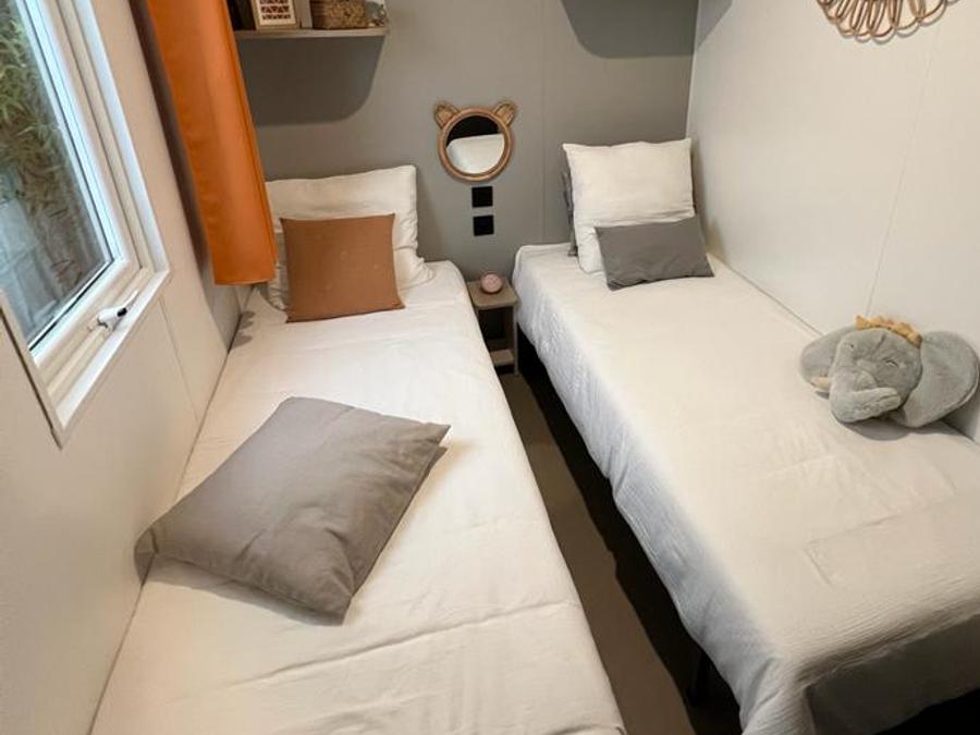 Mobilhome 4 personnes - Confort 32m² (2 chambres) dont terrasse couverte + TV + BBQ 2