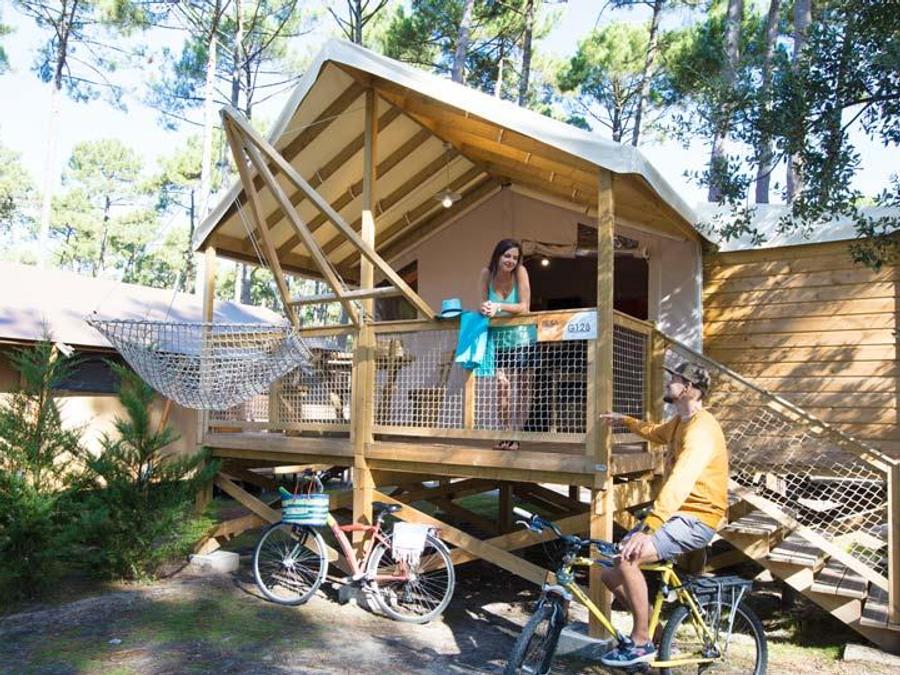 Tente en toile et en bois 5 personnes - CABANE sur pilotis 0