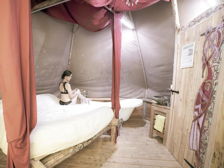 Hébergement 2 personnes - Lodge Venezia - 18m² - Baroque, romantique avec sa baignoire à l'ancienne et petit déjeuner compris. 1