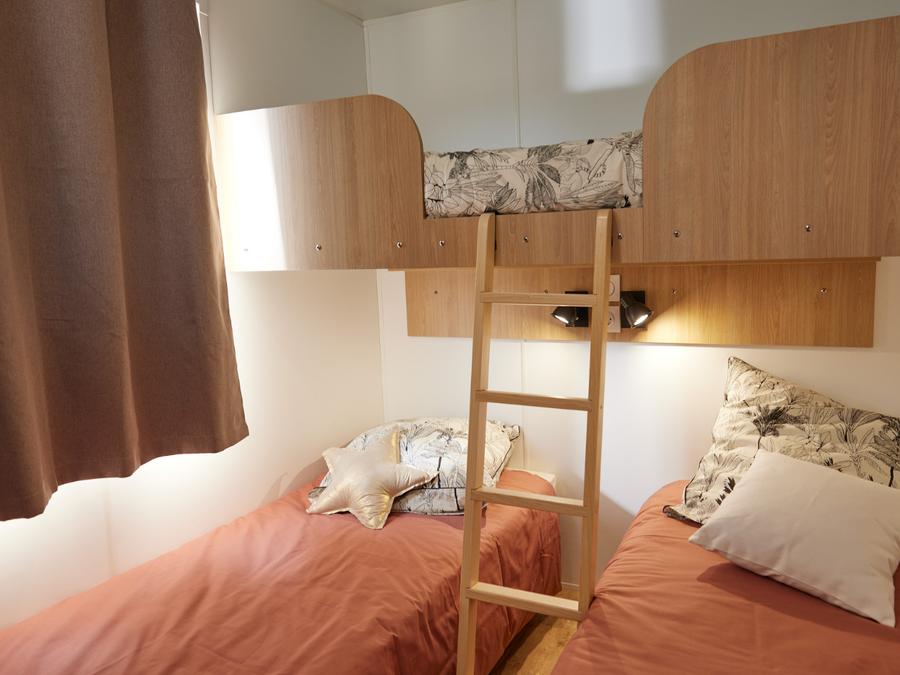 Mobilhome 4 personnes - Homeflower premium 29m² (2 chambres) + CLIM + terrasse semi-couverte + TV + draps + serviettes | 4 personnes 17