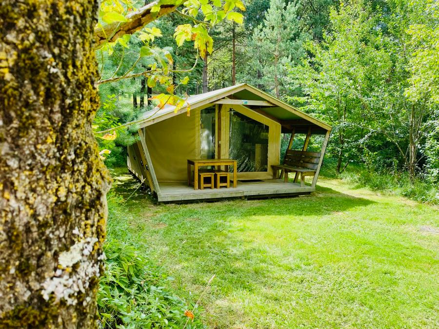 Tente en toile et en bois 5 personnes - Lodge Noisetier Standard 22m² - 2 chambres + Terrasse couverte 8m² 0
