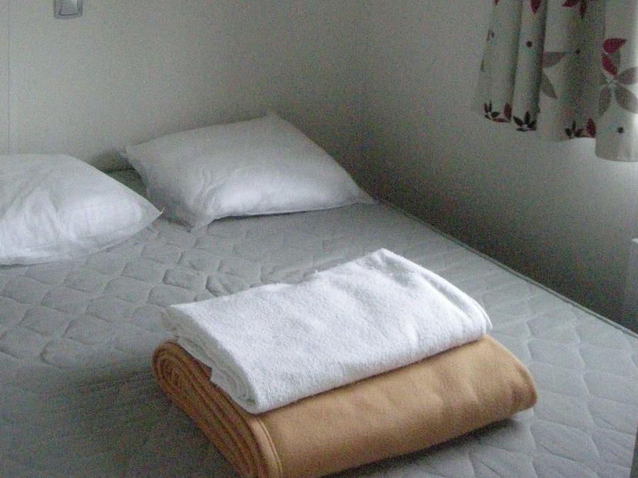 Mobilhome 4 personnes - CONFORT 25m² - (4pers) - 2 chambres + 1SDB + WC + TV + Terrasse semi-couverte 6