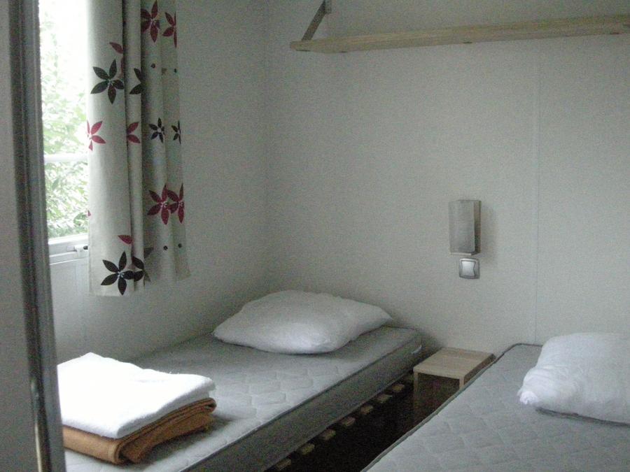 Mobilhome 4 personnes - CONFORT 25m² - (4pers) - 2 chambres + 1SDB + WC + TV + Terrasse semi-couverte 4