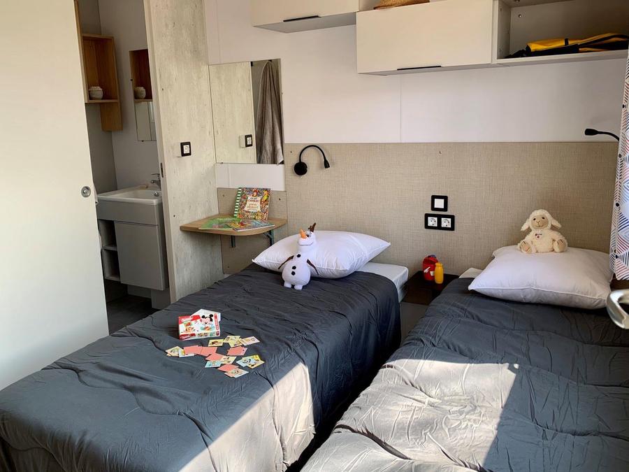 Mobilhome 4 personnes - PREMIUM 34m² - (4pers) 2 CH + 2 SDB + LV + TV + Barbecue + Terrasse 3