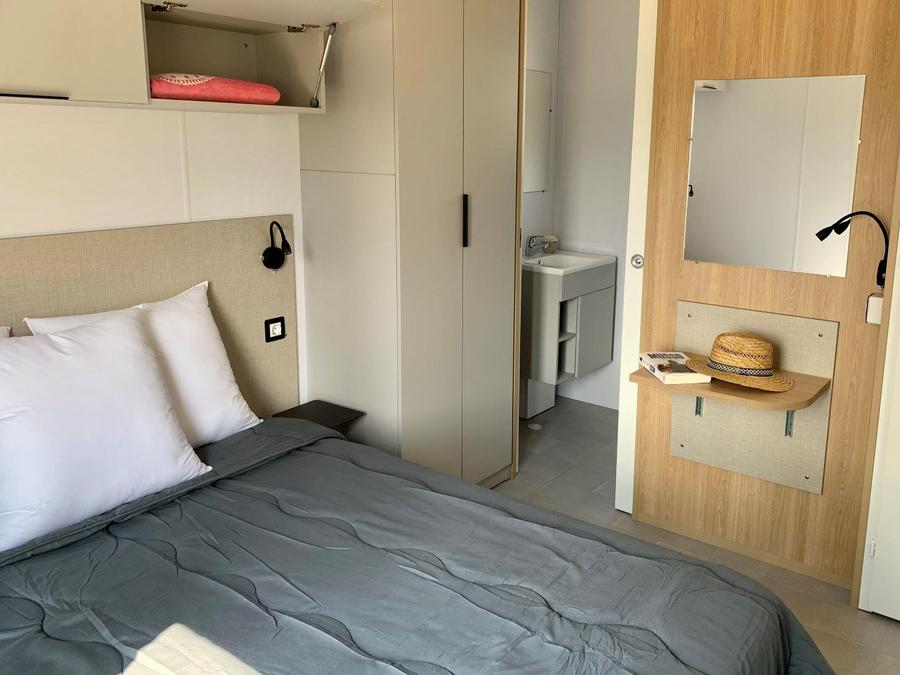Mobilhome 4 personnes - PREMIUM 34m² - (4pers) 2 CH + 2 SDB + LV + TV + Barbecue + Terrasse 4