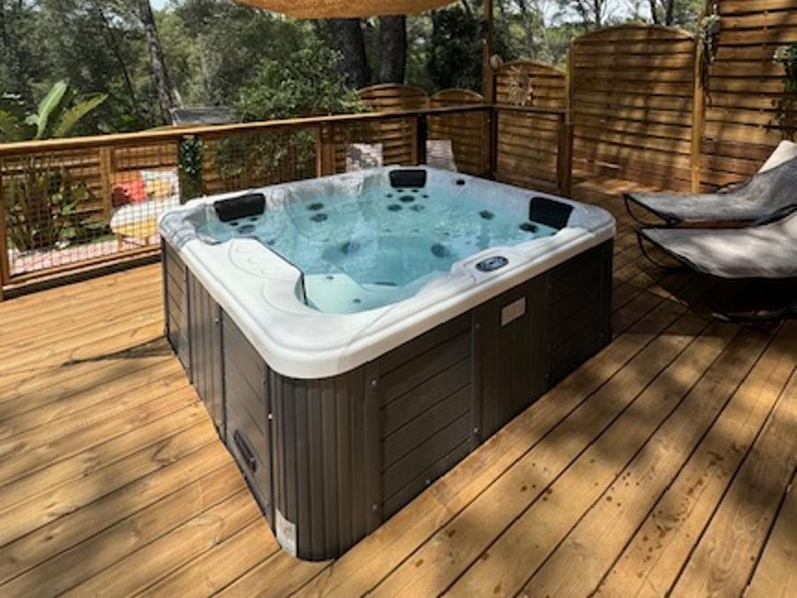 Mobilhome 10 personnes - NEW 2024 Cottage Côté Jardin Jacuzzi (6/8P) PRESTIGE 3CH. 2SDB + TIPI 2 couchages 8