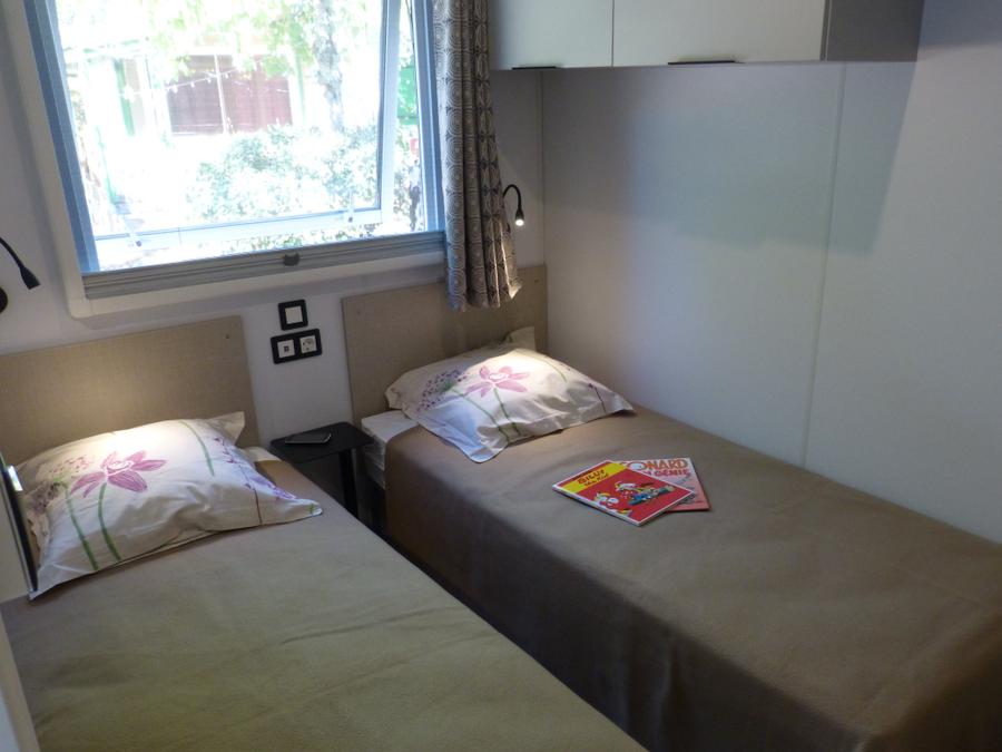 Mobilhome 4 personnes - Mobil home 26m² climatisé - 2 chambres + terrasse couverte 20m² 3