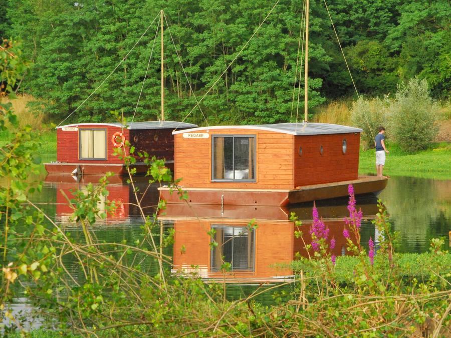 Insolite 5 personnes - Toue cabanée accostée avec sanitaires 1