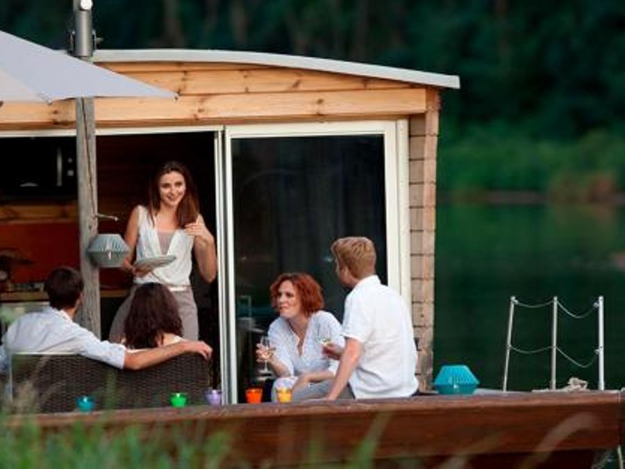 Insolite 5 personnes - Toue cabanée accostée avec sanitaires 2