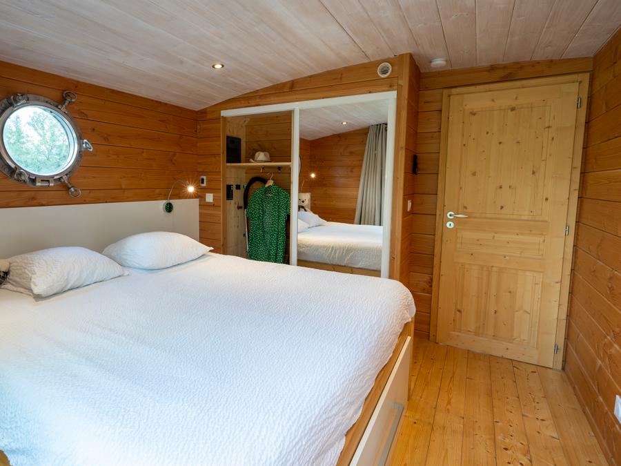 Insolite 5 personnes - Toue cabanée accostée avec sanitaires 16