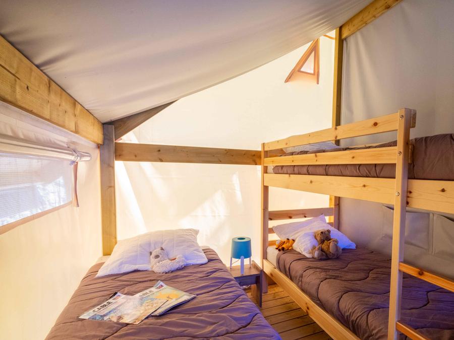 Tente 5 personnes - Tente Junior sur pilotis 21m² (sans sanitaire) 2 chambres + terrasse 6