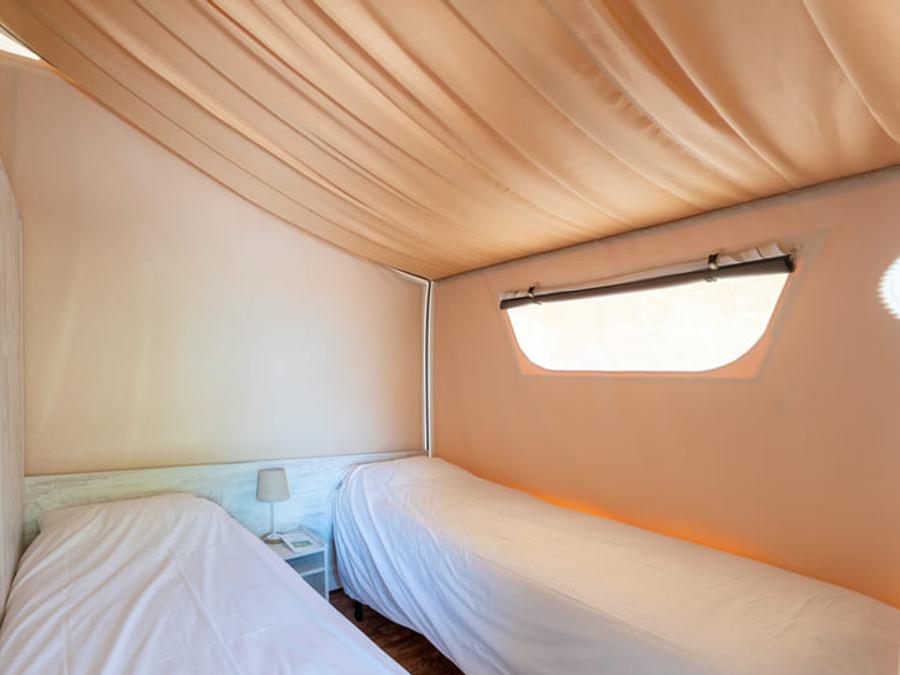 Tente en toile et en bois 4 personnes - Tente Nature Lodge - 2 chambres - Cuisine équipée - Salle de bain 6