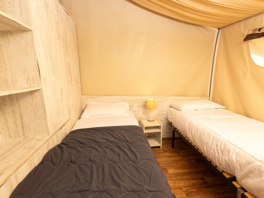 Tente en toile et en bois 4 personnes - Tente Nature Lodge - 2 chambres - Cuisine équipée - Salle de bain 13