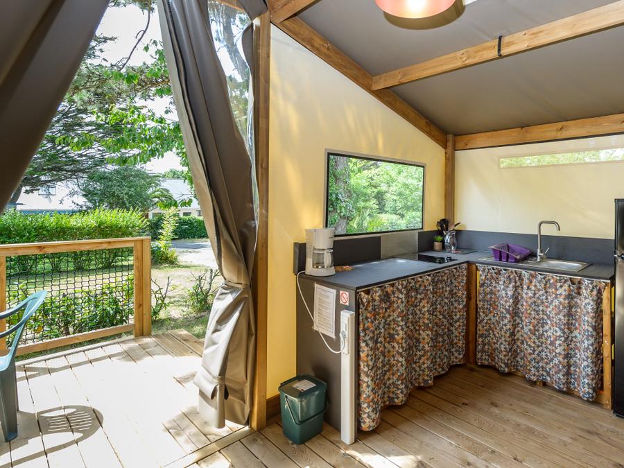Tente en toile et en bois 4 personnes - Cabane d'Uther Confort 27m² (2 chambres) + terrasse semi-couverte 4 pers 1