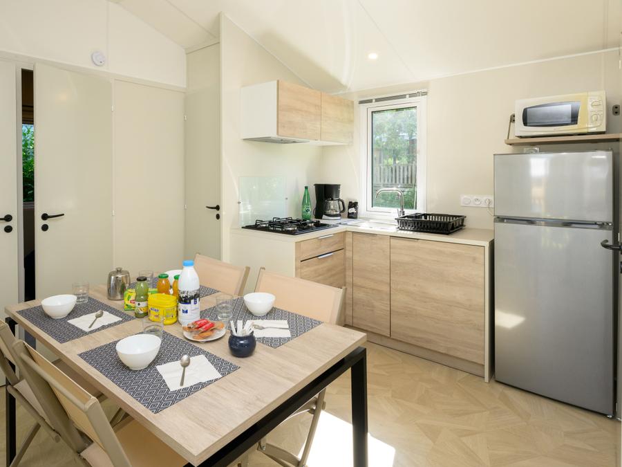 Mobilhome 4 personnes - Mobil-home Yvain Confort 27m² (2 chambres) + terrasse couverte + TV / Zone piétonne 4 pers 1